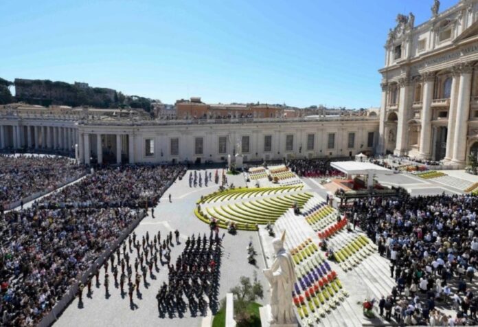Plaza de San Pedro llena de fieles durante la celebración de Pascua, con el Papa León XIV presidiendo el mensaje desde el atrio de la basílica.