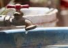 El Mundial está a la puerta, pero en medio de un conflicto de agua para vecinos Llave de agua con una gota cayendo sobre un recipiente azul, en una imagen que representa la escasez y el debate por el abastecimiento de agua en zonas urbanas de la Ciudad de México.