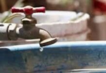 El Mundial está a la puerta, pero en medio de un conflicto de agua para vecinos Llave de agua con una gota cayendo sobre un recipiente azul, en una imagen que representa la escasez y el debate por el abastecimiento de agua en zonas urbanas de la Ciudad de México.