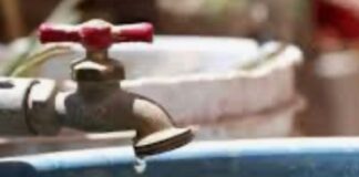 El Mundial está a la puerta, pero en medio de un conflicto de agua para vecinos Llave de agua con una gota cayendo sobre un recipiente azul, en una imagen que representa la escasez y el debate por el abastecimiento de agua en zonas urbanas de la Ciudad de México.