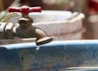 El Mundial está a la puerta, pero en medio de un conflicto de agua para vecinos Llave de agua con una gota cayendo sobre un recipiente azul, en una imagen que representa la escasez y el debate por el abastecimiento de agua en zonas urbanas de la Ciudad de México.