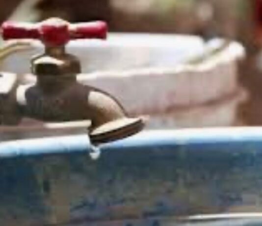El Mundial está a la puerta, pero en medio de un conflicto de agua para vecinos Llave de agua con una gota cayendo sobre un recipiente azul, en una imagen que representa la escasez y el debate por el abastecimiento de agua en zonas urbanas de la Ciudad de México.