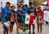 Atletas indígenas mexicanos brillan en el Maratón de la Gran Muralla China Grupo de atletas indígenas mexicanos posa con medallas y la bandera de México tras competir en el Maratón de la Gran Muralla China.