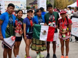 Atletas indígenas mexicanos brillan en el Maratón de la Gran Muralla China Grupo de atletas indígenas mexicanos posa con medallas y la bandera de México tras competir en el Maratón de la Gran Muralla China.