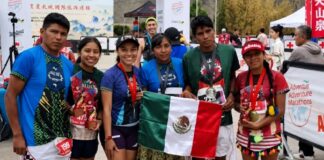 Atletas indígenas mexicanos brillan en el Maratón de la Gran Muralla China Grupo de atletas indígenas mexicanos posa con medallas y la bandera de México tras competir en el Maratón de la Gran Muralla China.