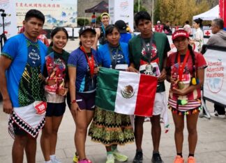 Atletas indígenas mexicanos brillan en el Maratón de la Gran Muralla China Grupo de atletas indígenas mexicanos posa con medallas y la bandera de México tras competir en el Maratón de la Gran Muralla China.