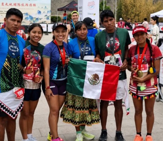 Atletas indígenas mexicanos brillan en el Maratón de la Gran Muralla China Grupo de atletas indígenas mexicanos posa con medallas y la bandera de México tras competir en el Maratón de la Gran Muralla China.