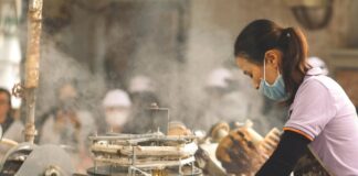 México registra una de las tasas de desempleo más bajas del mundo Mujer trabajando en una línea de producción industrial mientras opera maquinaria en un entorno de manufactura, con vapor y equipo de trabajo al fondo.