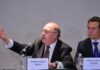 Francisco Javier Coello Trejo, el “Fiscal de Hierro” del México represor Francisco Javier Coello Trejo participa en una conferencia pública sentado junto a Emilio Lozoya Austin, exdirector de Pemex, frente a micrófonos y mesas de exposición.