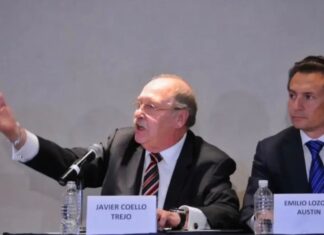 Francisco Javier Coello Trejo, el “Fiscal de Hierro” del México represor Francisco Javier Coello Trejo participa en una conferencia pública sentado junto a Emilio Lozoya Austin, exdirector de Pemex, frente a micrófonos y mesas de exposición.