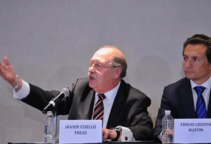Coello Trejo y Emilio Lozada Francisco Javier Coello Trejo participa en una conferencia pública sentado junto a Emilio Lozoya Austin, exdirector de Pemex, frente a micrófonos y mesas de exposición.