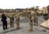 Alemania y los más de 30 mil soldados estadounidenses que siguen en su territorio: una realidad difícil de entender para México Militares estadounidenses junto a vehículos blindados conversan con un funcionario europeo en una base militar al aire libre durante una operación de la OTAN en Europa.