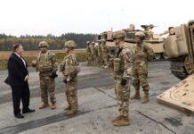 Alemania y los más de 30 mil soldados estadounidenses que siguen en su territorio: una realidad difícil de entender para México Militares estadounidenses junto a vehículos blindados conversan con un funcionario europeo en una base militar al aire libre durante una operación de la OTAN en Europa.