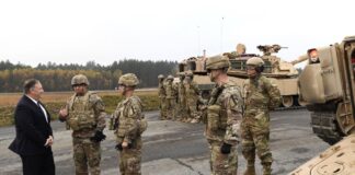Alemania y los más de 30 mil soldados estadounidenses que siguen en su territorio: una realidad difícil de entender para México Militares estadounidenses junto a vehículos blindados conversan con un funcionario europeo en una base militar al aire libre durante una operación de la OTAN en Europa.
