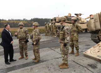 Alemania y los más de 30 mil soldados estadounidenses que siguen en su territorio: una realidad difícil de entender para México Militares estadounidenses junto a vehículos blindados conversan con un funcionario europeo en una base militar al aire libre durante una operación de la OTAN en Europa.