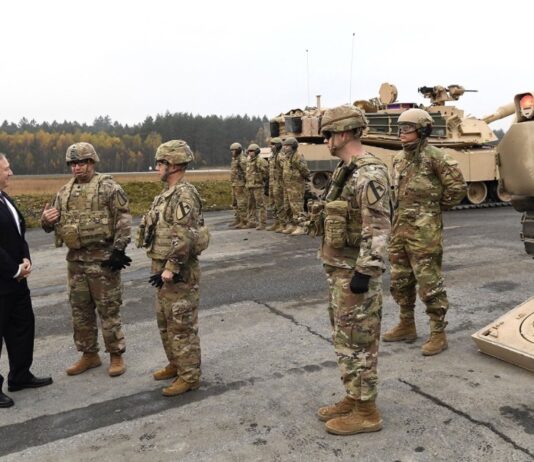 Alemania y los más de 30 mil soldados estadounidenses que siguen en su territorio: una realidad difícil de entender para México Militares estadounidenses junto a vehículos blindados conversan con un funcionario europeo en una base militar al aire libre durante una operación de la OTAN en Europa.