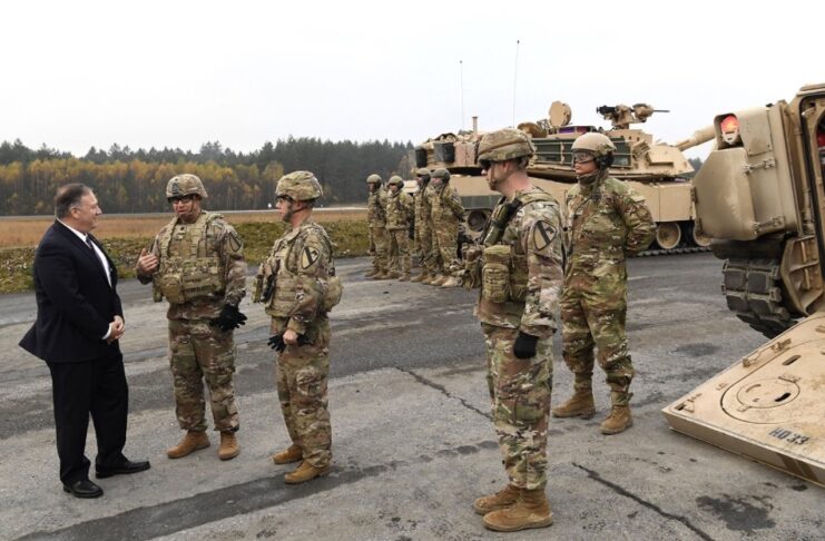 Alemania y los más de 30 mil soldados estadounidenses que siguen en su territorio: una realidad difícil de entender para México Militares estadounidenses junto a vehículos blindados conversan con un funcionario europeo en una base militar al aire libre durante una operación de la OTAN en Europa.