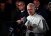 León XIV responde a Trump: “Si alguien me critica, que lo haga con la verdad” Papa León XIV rodeado de periodistas y micrófonos durante una declaración en Castel Gandolfo, en medio de tensiones diplomáticas con Donald Trump.