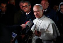 León XIV responde a Trump: “Si alguien me critica, que lo haga con la verdad” Papa León XIV rodeado de periodistas y micrófonos durante una declaración en Castel Gandolfo, en medio de tensiones diplomáticas con Donald Trump.
