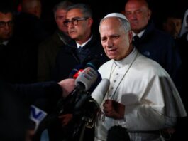León XIV responde a Trump: “Si alguien me critica, que lo haga con la verdad” Papa León XIV rodeado de periodistas y micrófonos durante una declaración en Castel Gandolfo, en medio de tensiones diplomáticas con Donald Trump.