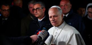 León XIV responde a Trump: “Si alguien me critica, que lo haga con la verdad” Papa León XIV rodeado de periodistas y micrófonos durante una declaración en Castel Gandolfo, en medio de tensiones diplomáticas con Donald Trump.