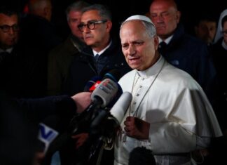 León XIV responde a Trump: “Si alguien me critica, que lo haga con la verdad” Papa León XIV rodeado de periodistas y micrófonos durante una declaración en Castel Gandolfo, en medio de tensiones diplomáticas con Donald Trump.