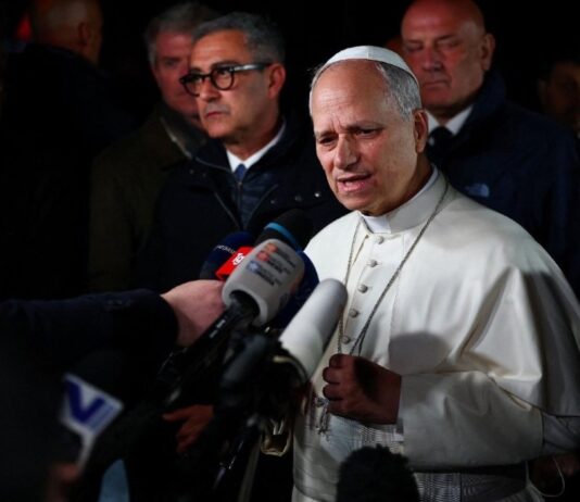 León XIV responde a Trump: “Si alguien me critica, que lo haga con la verdad” Papa León XIV rodeado de periodistas y micrófonos durante una declaración en Castel Gandolfo, en medio de tensiones diplomáticas con Donald Trump.