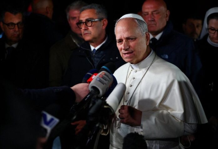 Papa León XIV rodeado de periodistas y micrófonos durante una declaración en Castel Gandolfo, en medio de tensiones diplomáticas con Donald Trump.