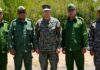 General de Estados Unidos se reúne con mandos militares cubanos en Guantánamo Oficiales militares cubanos y un alto mando estadounidense posan juntos al aire libre durante una reunión en el perímetro de la Base Naval de Guantánamo, Cuba.
