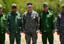 General de Estados Unidos se reúne con mandos militares cubanos en Guantánamo Oficiales militares cubanos y un alto mando estadounidense posan juntos al aire libre durante una reunión en el perímetro de la Base Naval de Guantánamo, Cuba.