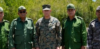 General de Estados Unidos se reúne con mandos militares cubanos en Guantánamo Oficiales militares cubanos y un alto mando estadounidense posan juntos al aire libre durante una reunión en el perímetro de la Base Naval de Guantánamo, Cuba.