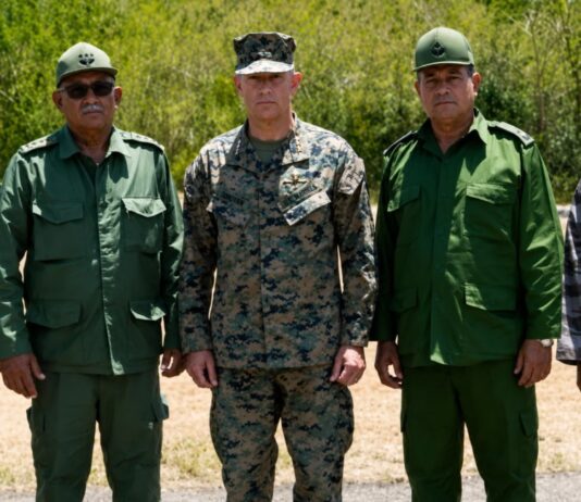 General de Estados Unidos se reúne con mandos militares cubanos en Guantánamo Oficiales militares cubanos y un alto mando estadounidense posan juntos al aire libre durante una reunión en el perímetro de la Base Naval de Guantánamo, Cuba.