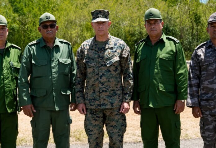 Encuentro entre militares EEUU y Cuba Oficiales militares cubanos y un alto mando estadounidense posan juntos al aire libre durante una reunión en el perímetro de la Base Naval de Guantánamo, Cuba.