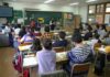La educación nunca ha sido neutral Alumnos de educación básica en un salón de clases mexicano atienden una exposición frente al pizarrón, donde se observan materiales educativos, mensajes de convivencia escolar y la bandera nacional.