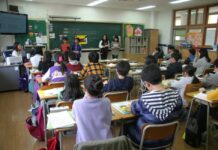 La educación nunca ha sido neutral Alumnos de educación básica en un salón de clases mexicano atienden una exposición frente al pizarrón, donde se observan materiales educativos, mensajes de convivencia escolar y la bandera nacional.