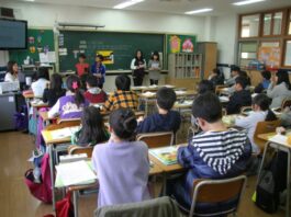 La educación nunca ha sido neutral Alumnos de educación básica en un salón de clases mexicano atienden una exposición frente al pizarrón, donde se observan materiales educativos, mensajes de convivencia escolar y la bandera nacional.