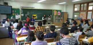 La educación nunca ha sido neutral Alumnos de educación básica en un salón de clases mexicano atienden una exposición frente al pizarrón, donde se observan materiales educativos, mensajes de convivencia escolar y la bandera nacional.