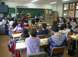 La educación nunca ha sido neutral Alumnos de educación básica en un salón de clases mexicano atienden una exposición frente al pizarrón, donde se observan materiales educativos, mensajes de convivencia escolar y la bandera nacional.