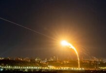 Estados Unidos lanza nuevos ataques contra Irán pese al alto el fuego Imagen conceptual relacionada con el conflicto entre Estados Unidos e Irán, con presencia militar y elementos alusivos al estrecho de Ormuz y la tensión en Medio Oriente.