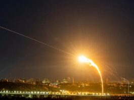 Estados Unidos lanza nuevos ataques contra Irán pese al alto el fuego Imagen conceptual relacionada con el conflicto entre Estados Unidos e Irán, con presencia militar y elementos alusivos al estrecho de Ormuz y la tensión en Medio Oriente.