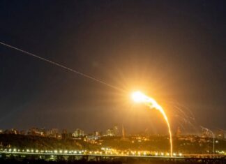 Estados Unidos lanza nuevos ataques contra Irán pese al alto el fuego Imagen conceptual relacionada con el conflicto entre Estados Unidos e Irán, con presencia militar y elementos alusivos al estrecho de Ormuz y la tensión en Medio Oriente.
