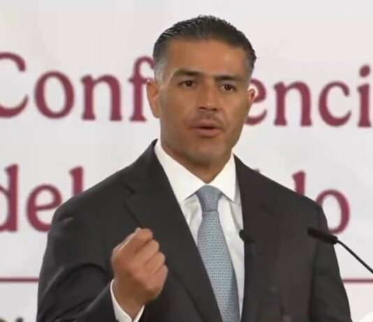 Gobierno federal niega existencia de ficha roja de Interpol contra Rocha Moya Funcionario federal durante conferencia pública mientras la SSPC desmiente versiones sobre una supuesta ficha roja de Interpol contra Rubén Rocha Moya.