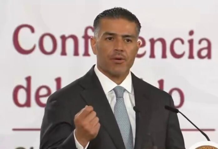 Funcionario federal durante conferencia pública mientras la SSPC desmiente versiones sobre una supuesta ficha roja de Interpol contra Rubén Rocha Moya.