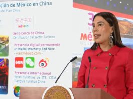 México rompe récords turísticos: los números que explican por qué el país vive uno de sus mejores momentos La secretaria de Turismo de México ofrece una conferencia sobre crecimiento del turismo internacional y estrategias de promoción hacia China, frente a una pantalla con información sobre plataformas digitales y certificaciones turísticas.