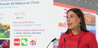 México rompe récords turísticos: los números que explican por qué el país vive uno de sus mejores momentos La secretaria de Turismo de México ofrece una conferencia sobre crecimiento del turismo internacional y estrategias de promoción hacia China, frente a una pantalla con información sobre plataformas digitales y certificaciones turísticas.