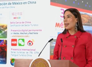 México rompe récords turísticos: los números que explican por qué el país vive uno de sus mejores momentos La secretaria de Turismo de México ofrece una conferencia sobre crecimiento del turismo internacional y estrategias de promoción hacia China, frente a una pantalla con información sobre plataformas digitales y certificaciones turísticas.