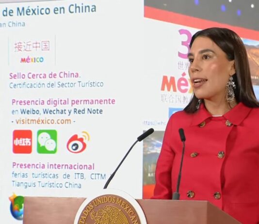 México rompe récords turísticos: los números que explican por qué el país vive uno de sus mejores momentos La secretaria de Turismo de México ofrece una conferencia sobre crecimiento del turismo internacional y estrategias de promoción hacia China, frente a una pantalla con información sobre plataformas digitales y certificaciones turísticas.
