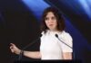 Ayuso regresa a España y describe un México que millones de mexicanos no reconocen Isabel Díaz Ayuso durante una conferencia en México, frente a dos micrófonos y con fondo oscuro iluminado en tonos azules.
