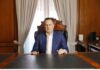 La ley que Mauricio Kuri dice vetar no es exactamente la que aprobó el Congreso Mauricio Kuri sentado detrás de un escritorio en una oficina gubernamental, durante un mensaje relacionado con el veto a la ley de identidad de género en Querétaro.