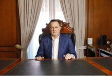 La ley que Mauricio Kuri dice vetar no es exactamente la que aprobó el Congreso Mauricio Kuri sentado detrás de un escritorio en una oficina gubernamental, durante un mensaje relacionado con el veto a la ley de identidad de género en Querétaro.